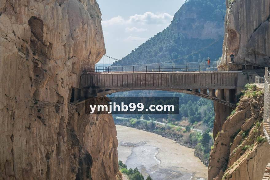 数据建模师的场边手记：从一张战术板到一套赛前判断框架